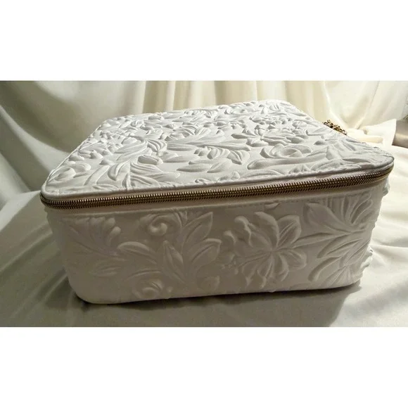 NIB Estee Lauder Re-Nutriv White Embossed Floral Luxury Vanity Case Cosmetic Bag - Picture 2 of 7
